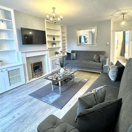 Newly Renovated Kensington 2 Bedroom Apartment With Balcony Near Harrods Sleeps 6, 2 Min Walk From Station لندن المظهر الخارجي الصورة