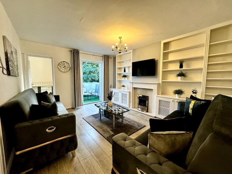 Newly Renovated Kensington 2 Bedroom Apartment With Balcony Near Harrods Sleeps 6, 2 Min Walk From Station لندن المظهر الخارجي الصورة