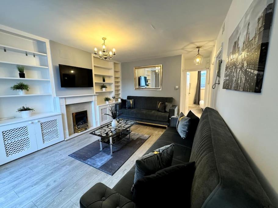 Newly Renovated Kensington 2 Bedroom Apartment With Balcony Near Harrods Sleeps 6, 2 Min Walk From Station لندن المظهر الخارجي الصورة