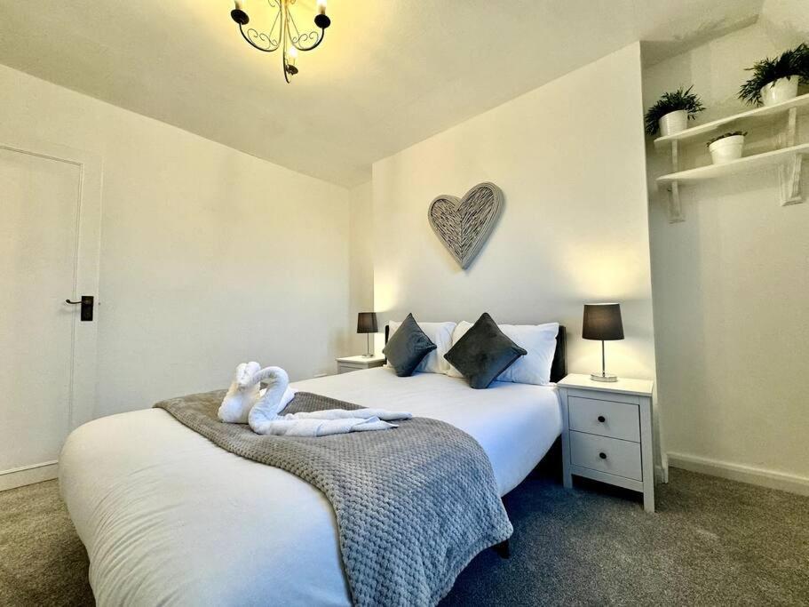 Newly Renovated Kensington 2 Bedroom Apartment With Balcony Near Harrods Sleeps 6, 2 Min Walk From Station لندن المظهر الخارجي الصورة