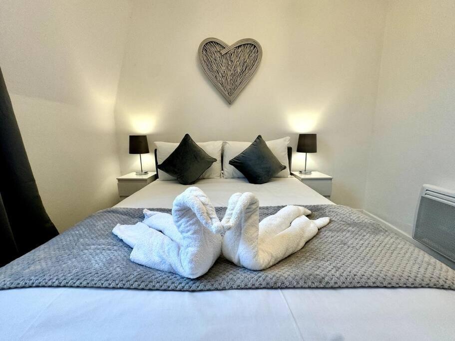 Newly Renovated Kensington 2 Bedroom Apartment With Balcony Near Harrods Sleeps 6, 2 Min Walk From Station لندن المظهر الخارجي الصورة