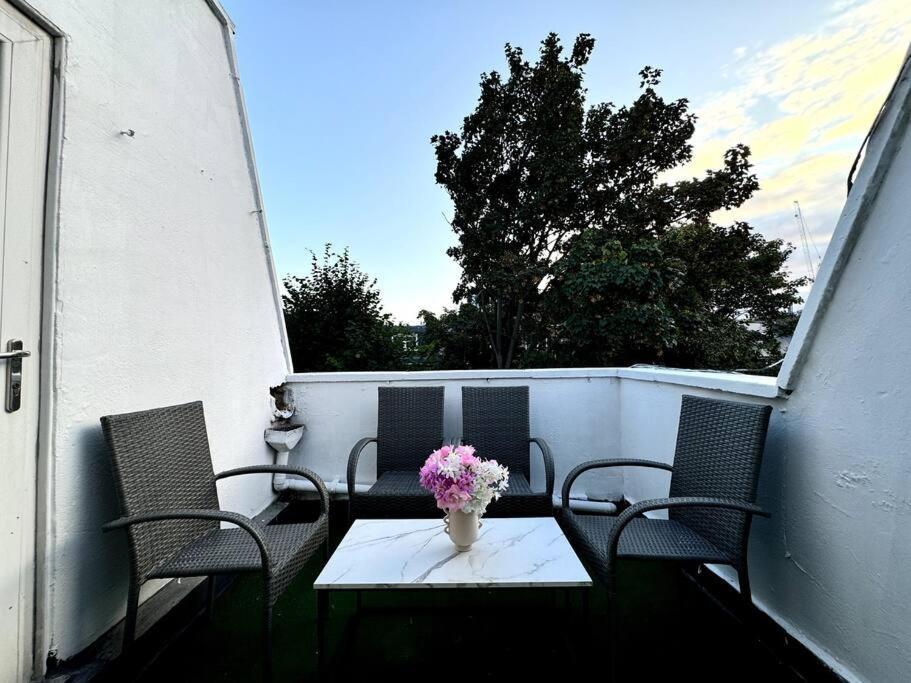 Newly Renovated Kensington 2 Bedroom Apartment With Balcony Near Harrods Sleeps 6, 2 Min Walk From Station لندن المظهر الخارجي الصورة