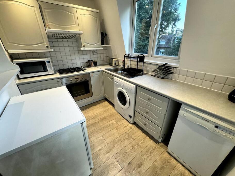 Newly Renovated Kensington 2 Bedroom Apartment With Balcony Near Harrods Sleeps 6, 2 Min Walk From Station لندن المظهر الخارجي الصورة