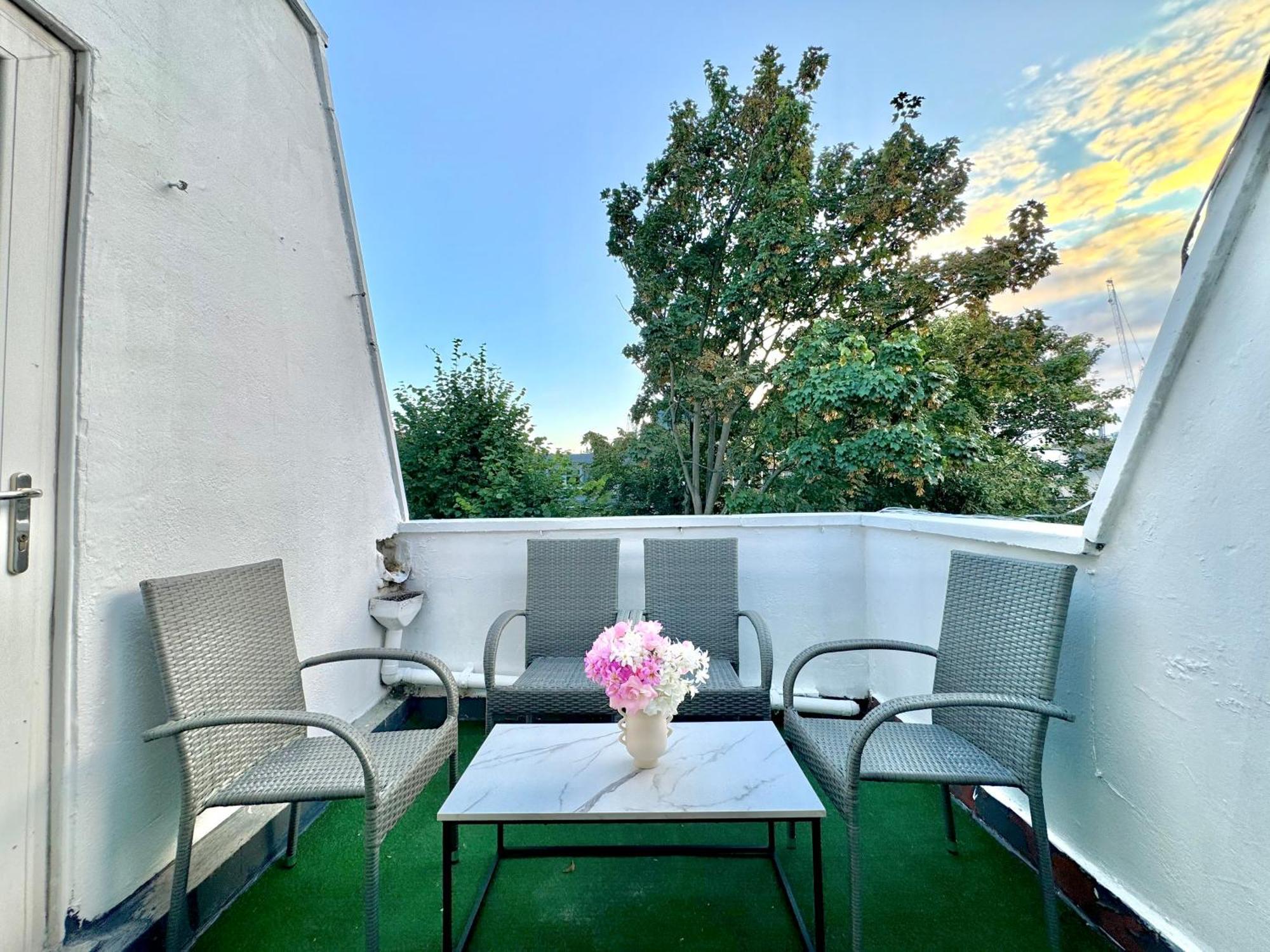 Newly Renovated Kensington 2 Bedroom Apartment With Balcony Near Harrods Sleeps 6, 2 Min Walk From Station لندن المظهر الخارجي الصورة