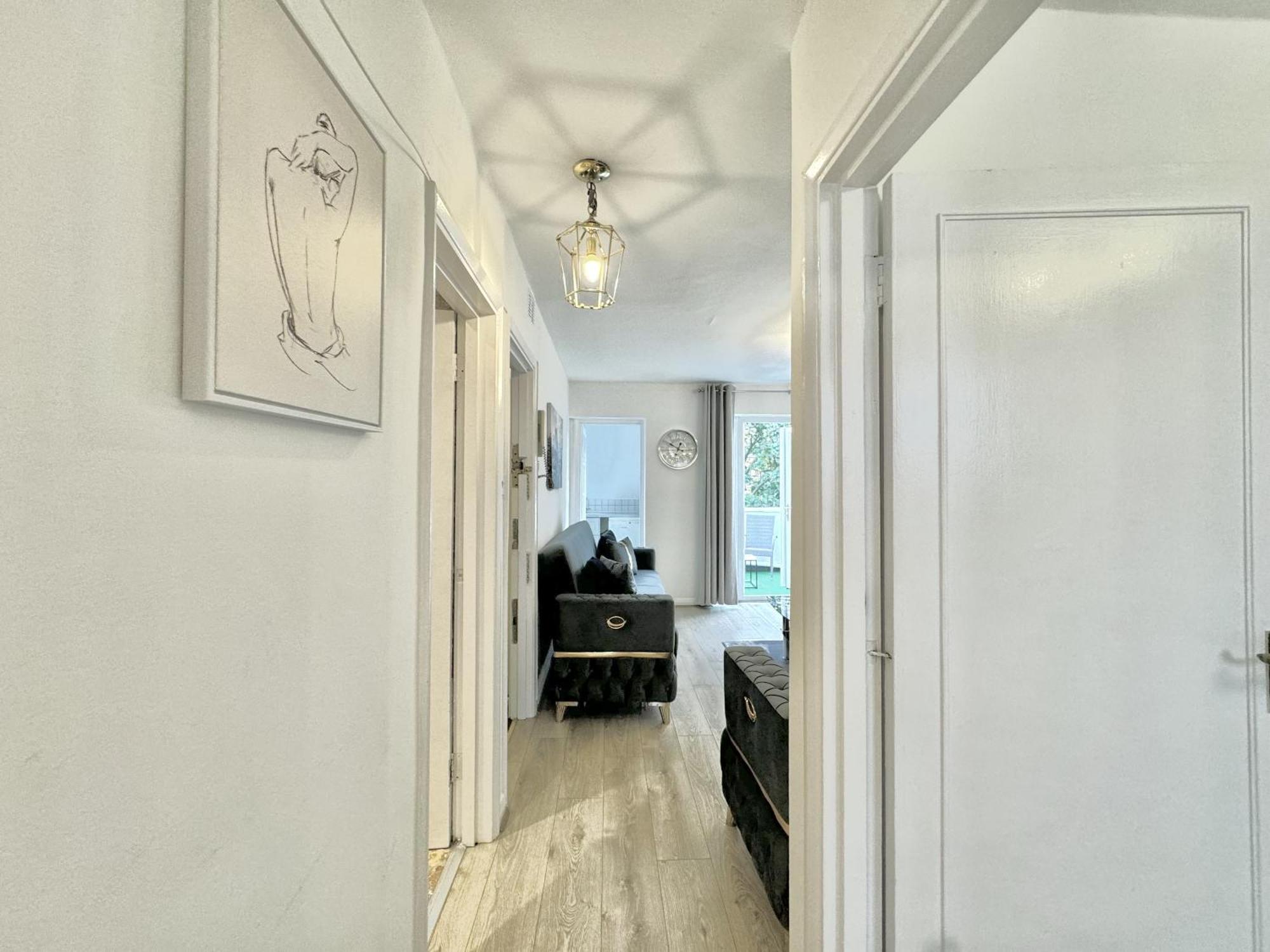 Newly Renovated Kensington 2 Bedroom Apartment With Balcony Near Harrods Sleeps 6, 2 Min Walk From Station لندن المظهر الخارجي الصورة
