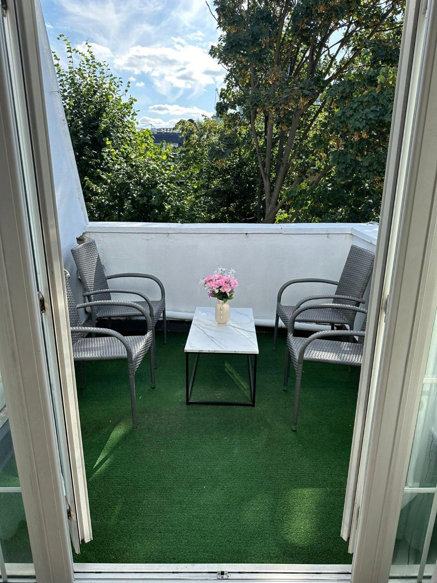 Newly Renovated Kensington 2 Bedroom Apartment With Balcony Near Harrods Sleeps 6, 2 Min Walk From Station لندن المظهر الخارجي الصورة