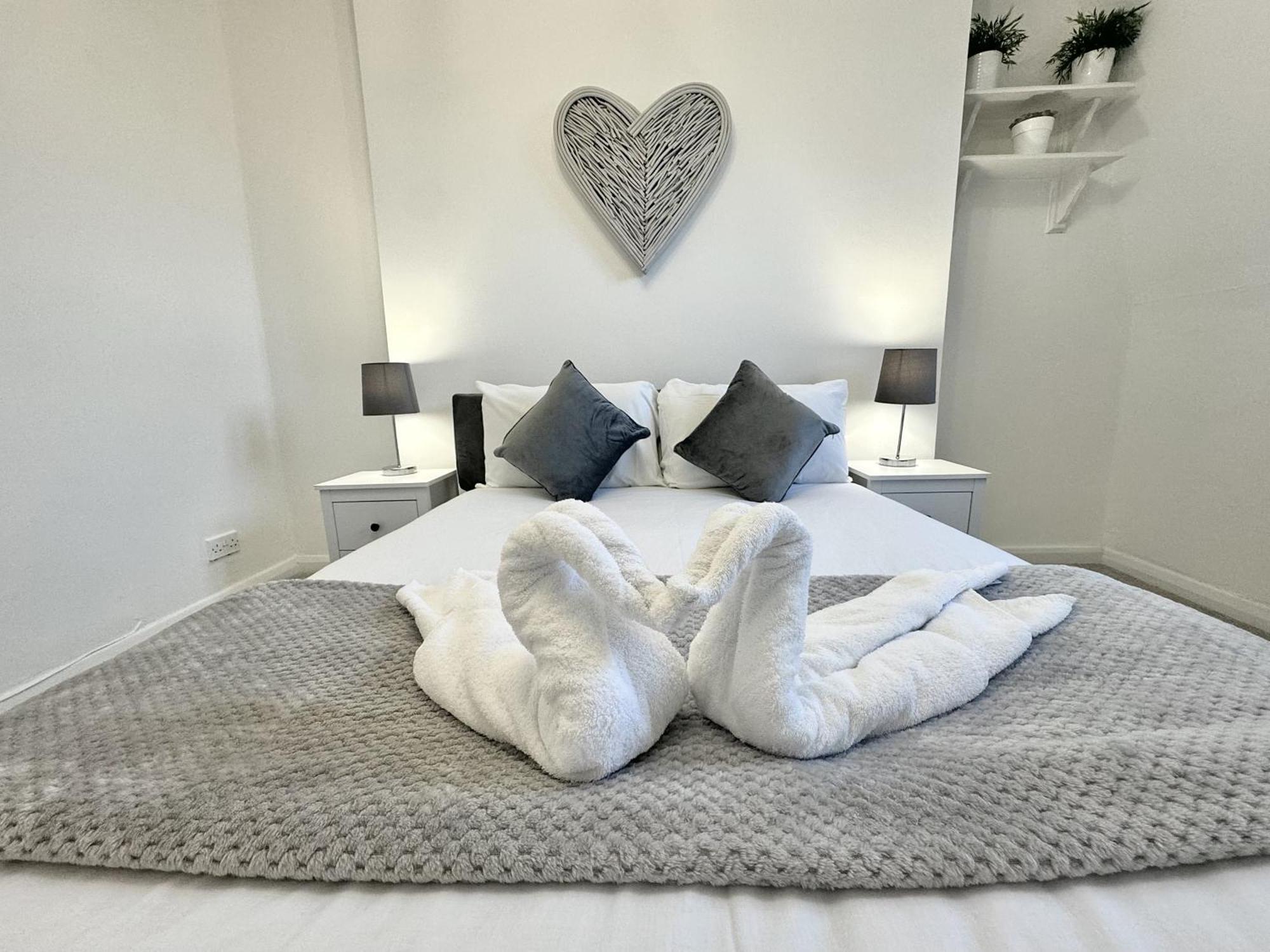 Newly Renovated Kensington 2 Bedroom Apartment With Balcony Near Harrods Sleeps 6, 2 Min Walk From Station لندن المظهر الخارجي الصورة