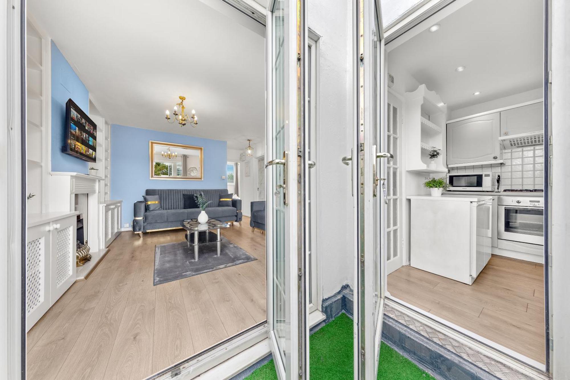 Newly Renovated Kensington 2 Bedroom Apartment With Balcony Near Harrods Sleeps 6, 2 Min Walk From Station لندن المظهر الخارجي الصورة