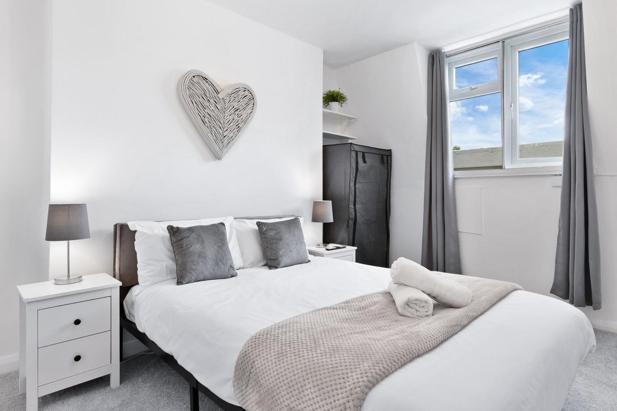Newly Renovated Kensington 2 Bedroom Apartment With Balcony Near Harrods Sleeps 6, 2 Min Walk From Station لندن المظهر الخارجي الصورة