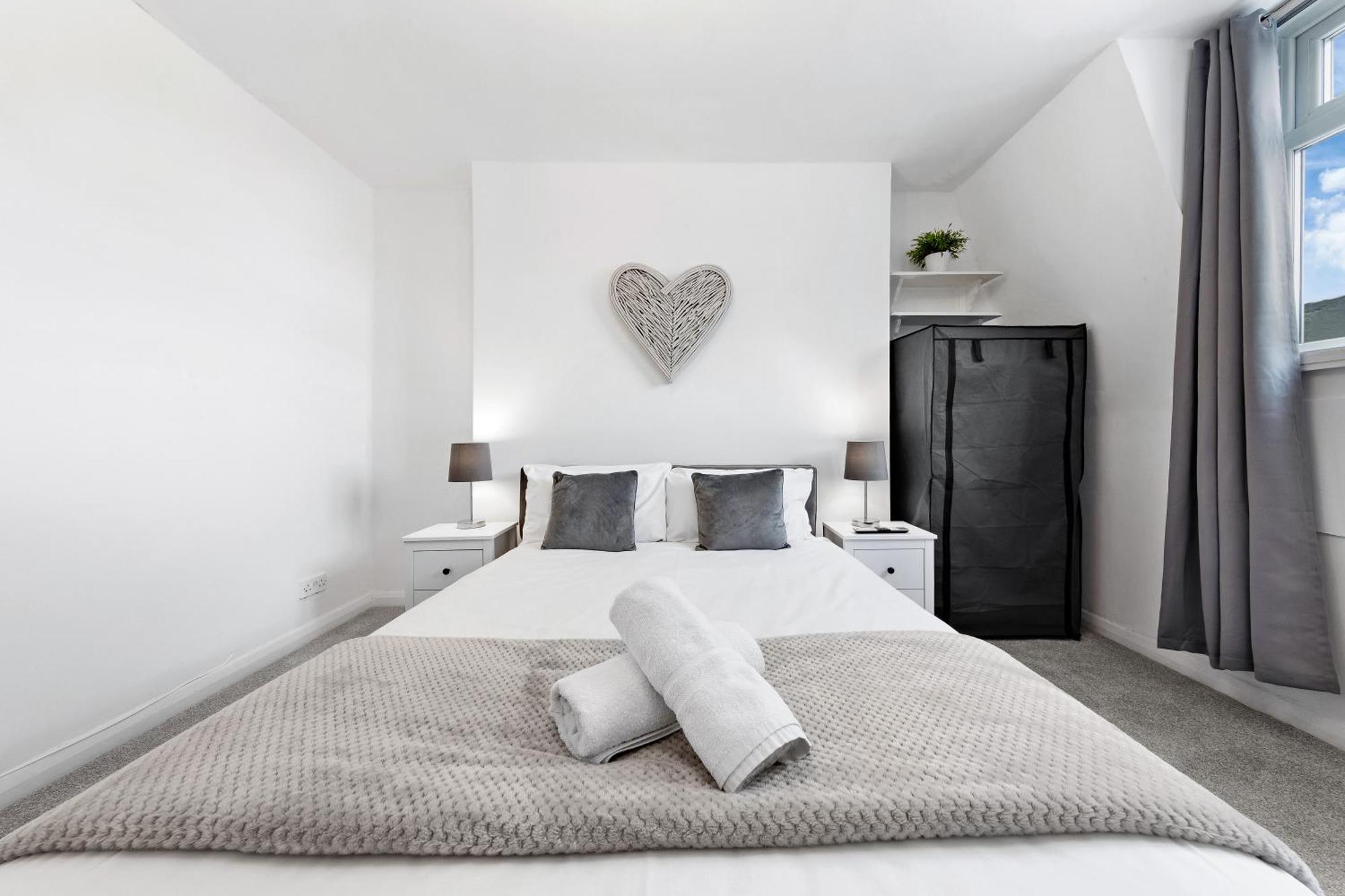 Newly Renovated Kensington 2 Bedroom Apartment With Balcony Near Harrods Sleeps 6, 2 Min Walk From Station لندن المظهر الخارجي الصورة
