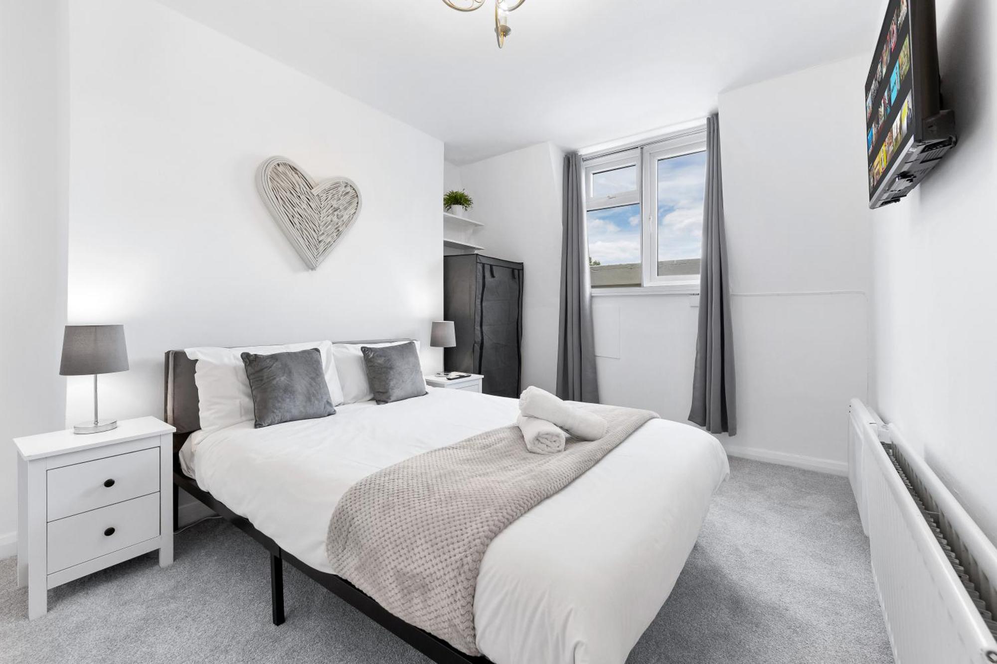 Newly Renovated Kensington 2 Bedroom Apartment With Balcony Near Harrods Sleeps 6, 2 Min Walk From Station لندن المظهر الخارجي الصورة