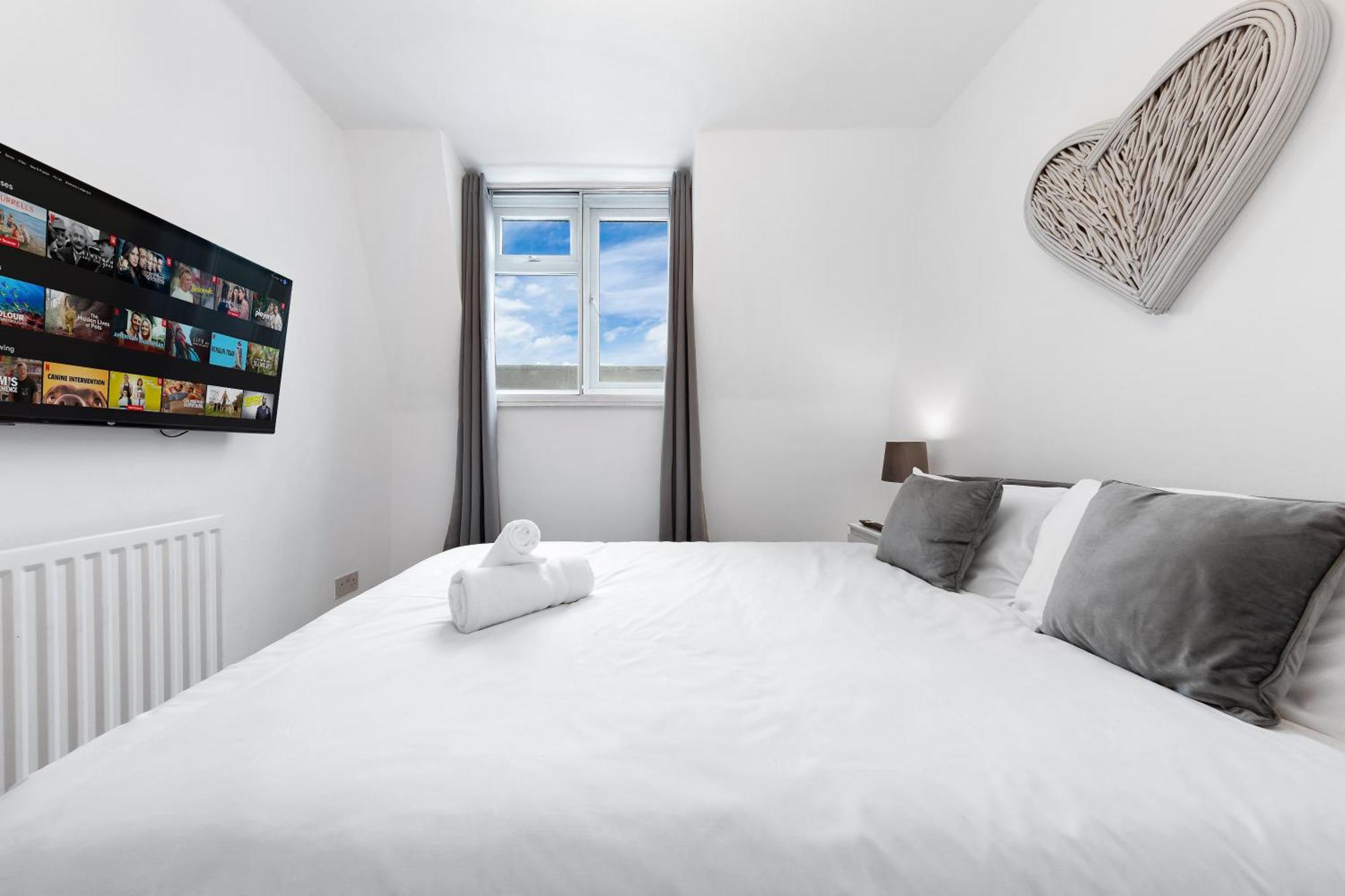 Newly Renovated Kensington 2 Bedroom Apartment With Balcony Near Harrods Sleeps 6, 2 Min Walk From Station لندن المظهر الخارجي الصورة