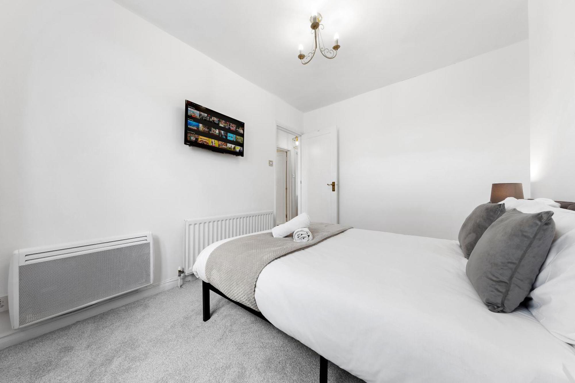 Newly Renovated Kensington 2 Bedroom Apartment With Balcony Near Harrods Sleeps 6, 2 Min Walk From Station لندن المظهر الخارجي الصورة