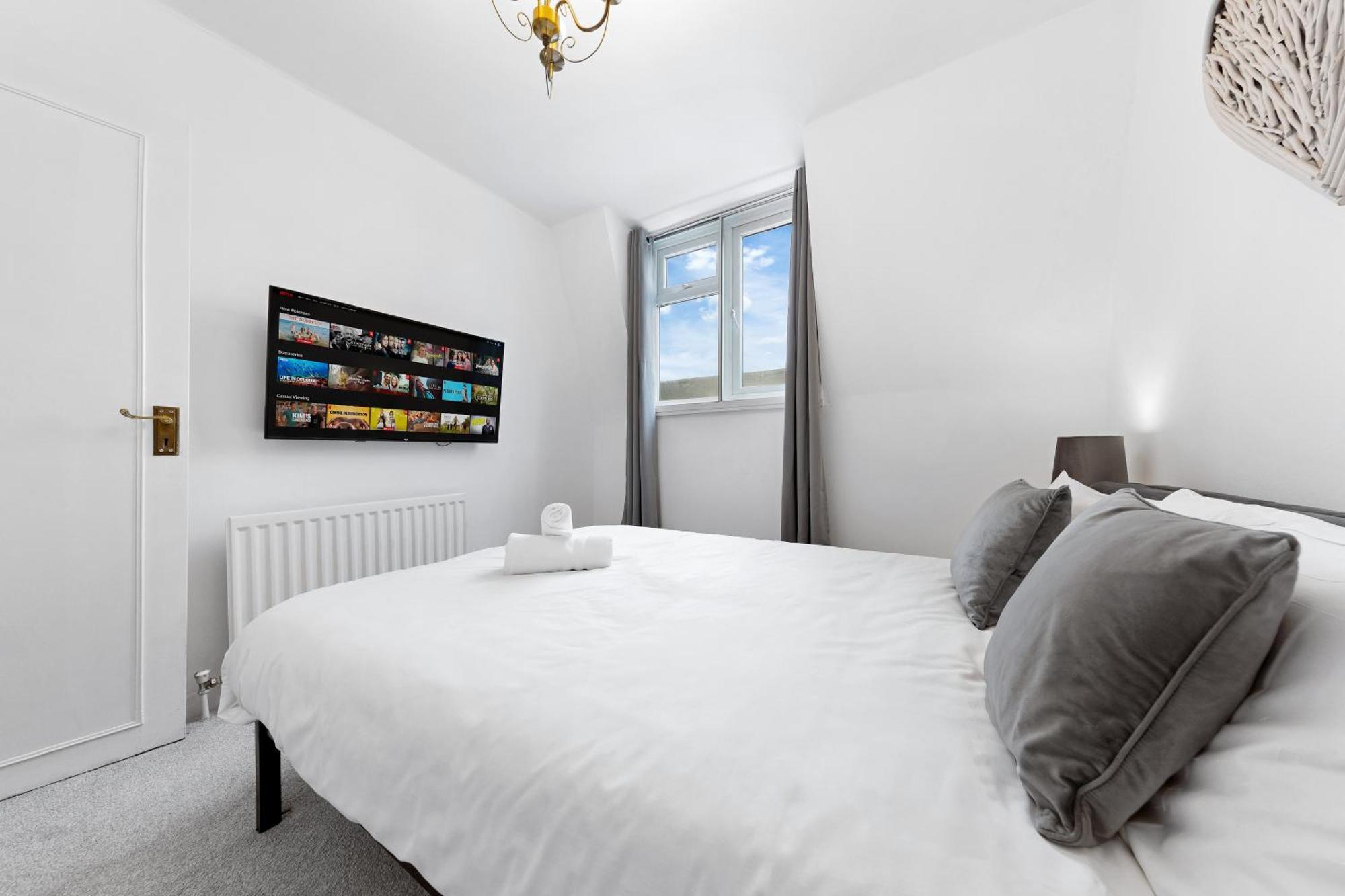 Newly Renovated Kensington 2 Bedroom Apartment With Balcony Near Harrods Sleeps 6, 2 Min Walk From Station لندن المظهر الخارجي الصورة