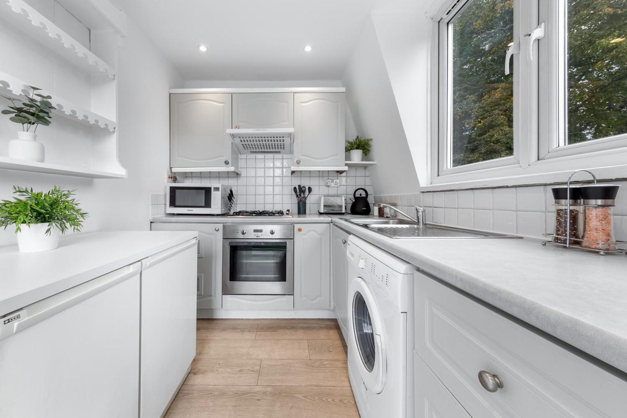 Newly Renovated Kensington 2 Bedroom Apartment With Balcony Near Harrods Sleeps 6, 2 Min Walk From Station لندن المظهر الخارجي الصورة