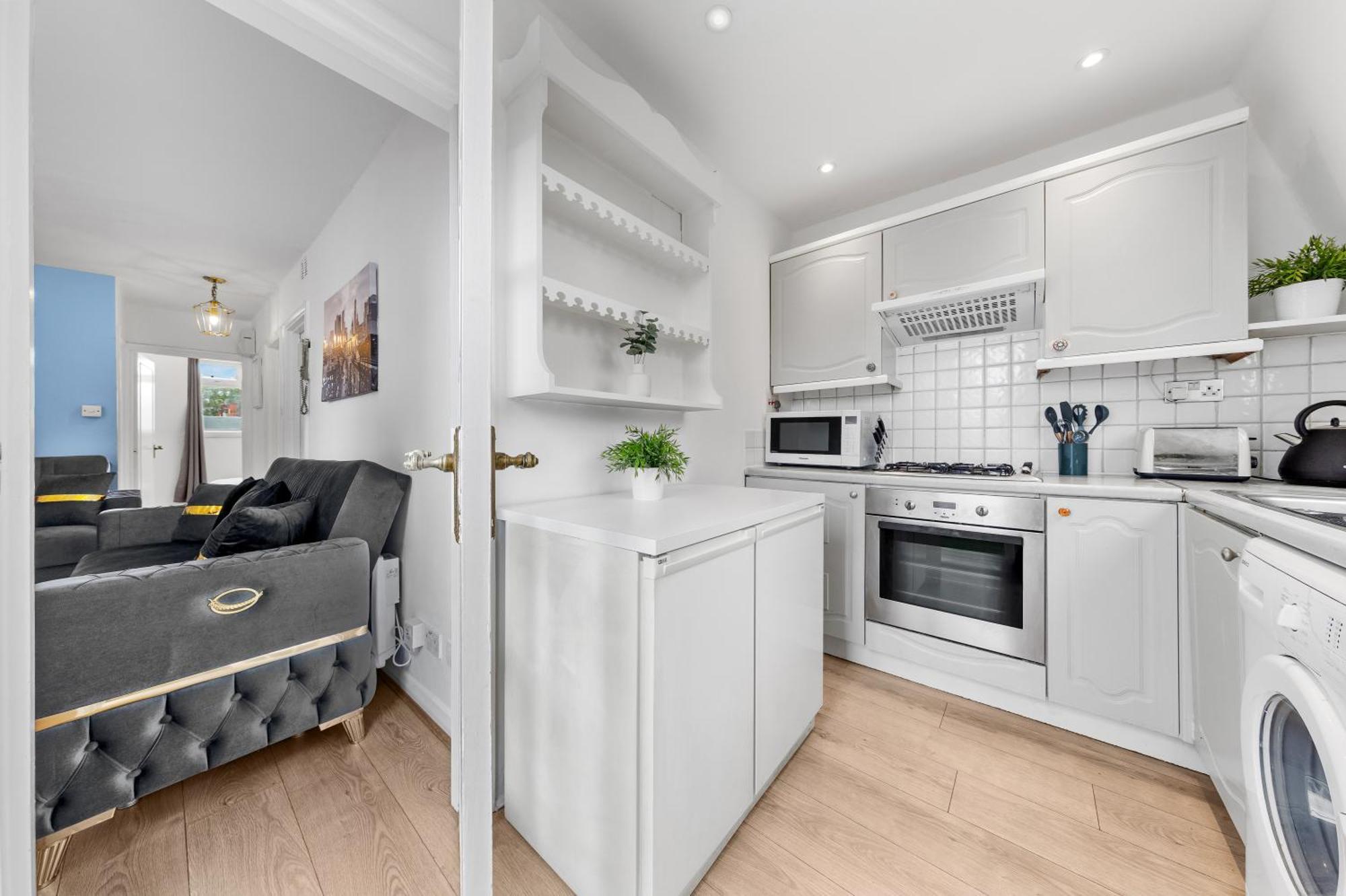 Newly Renovated Kensington 2 Bedroom Apartment With Balcony Near Harrods Sleeps 6, 2 Min Walk From Station لندن المظهر الخارجي الصورة