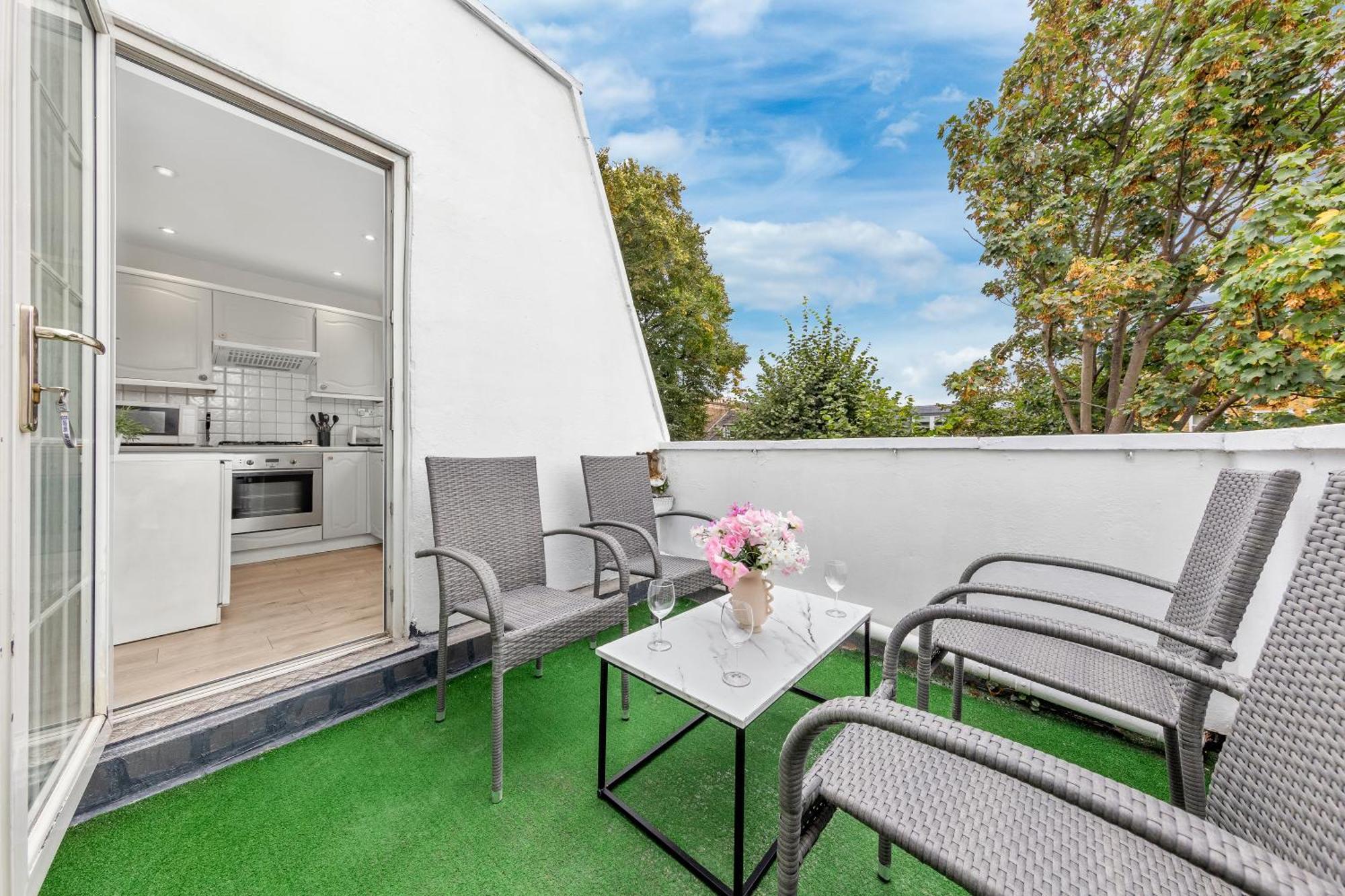 Newly Renovated Kensington 2 Bedroom Apartment With Balcony Near Harrods Sleeps 6, 2 Min Walk From Station لندن المظهر الخارجي الصورة
