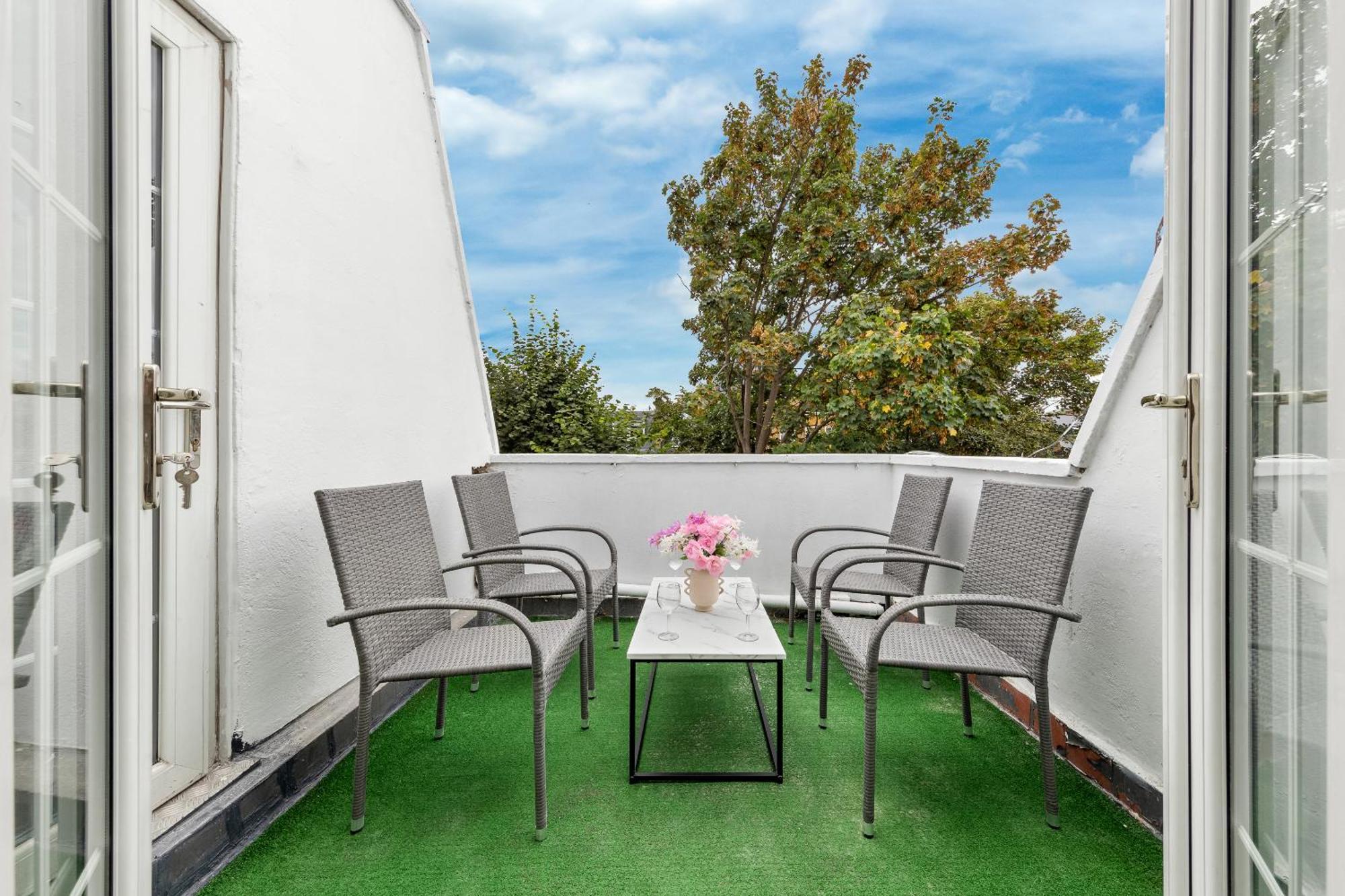 Newly Renovated Kensington 2 Bedroom Apartment With Balcony Near Harrods Sleeps 6, 2 Min Walk From Station لندن المظهر الخارجي الصورة