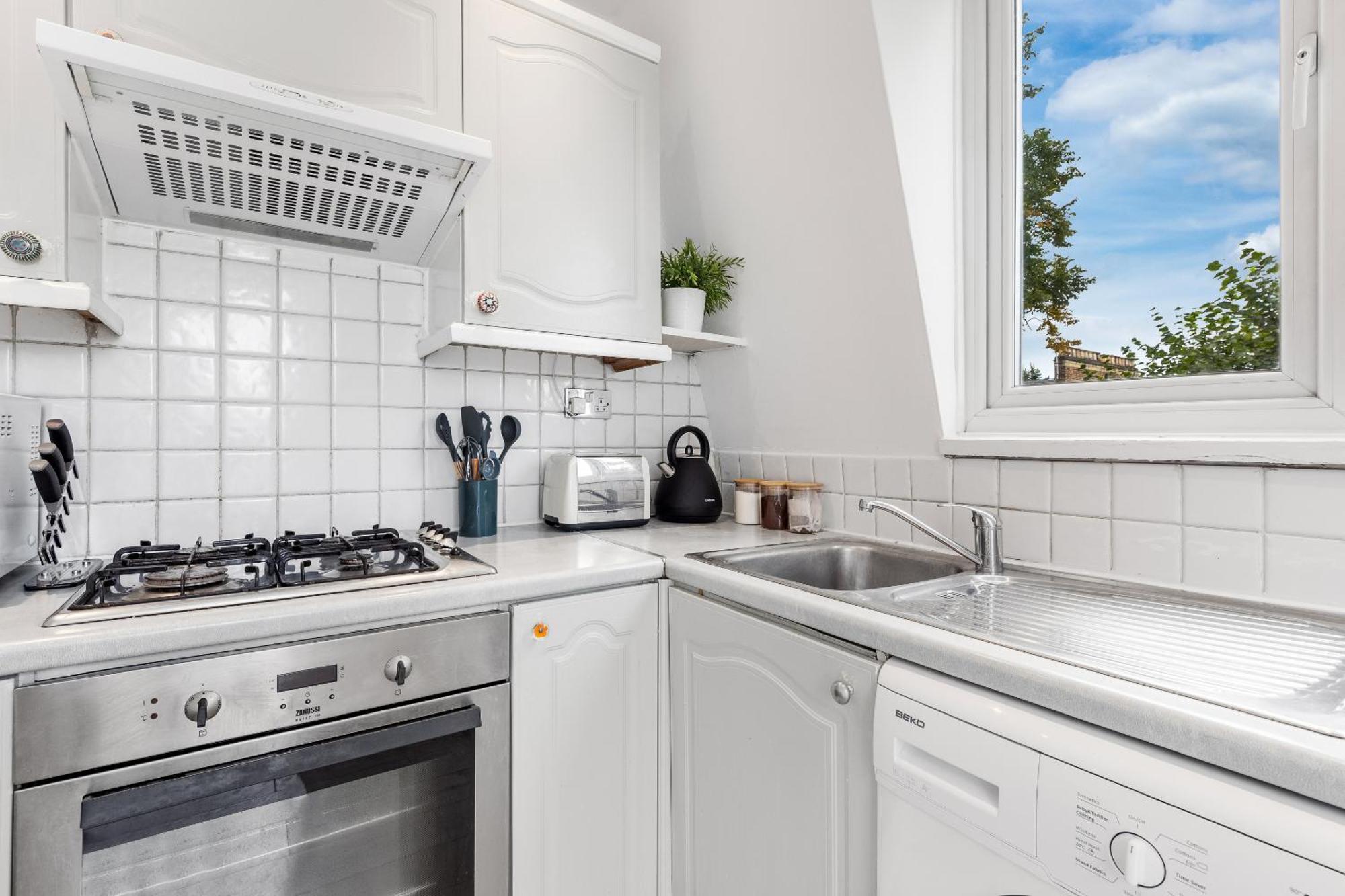 Newly Renovated Kensington 2 Bedroom Apartment With Balcony Near Harrods Sleeps 6, 2 Min Walk From Station لندن المظهر الخارجي الصورة