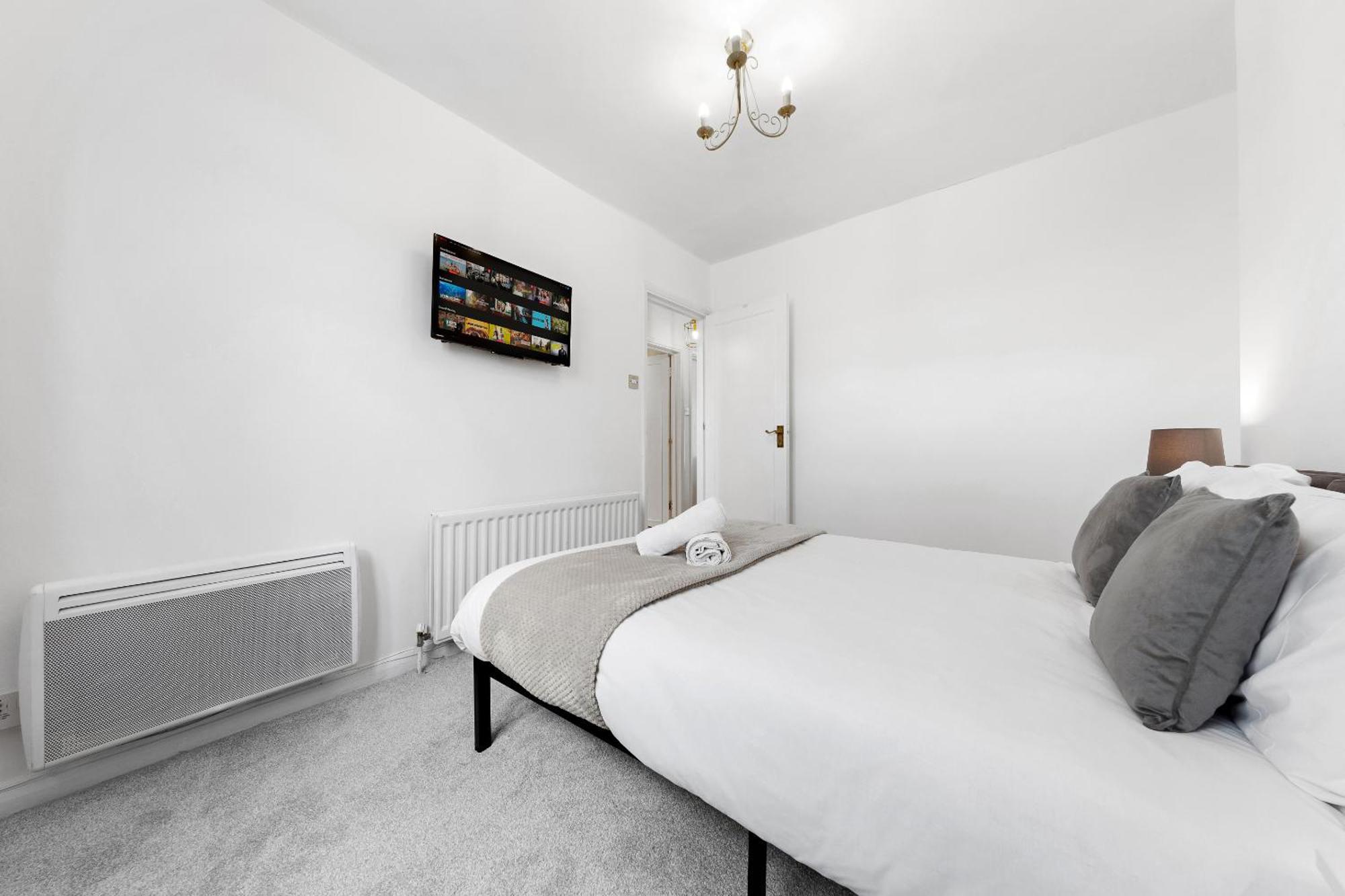 Newly Renovated Kensington 2 Bedroom Apartment With Balcony Near Harrods Sleeps 6, 2 Min Walk From Station لندن المظهر الخارجي الصورة