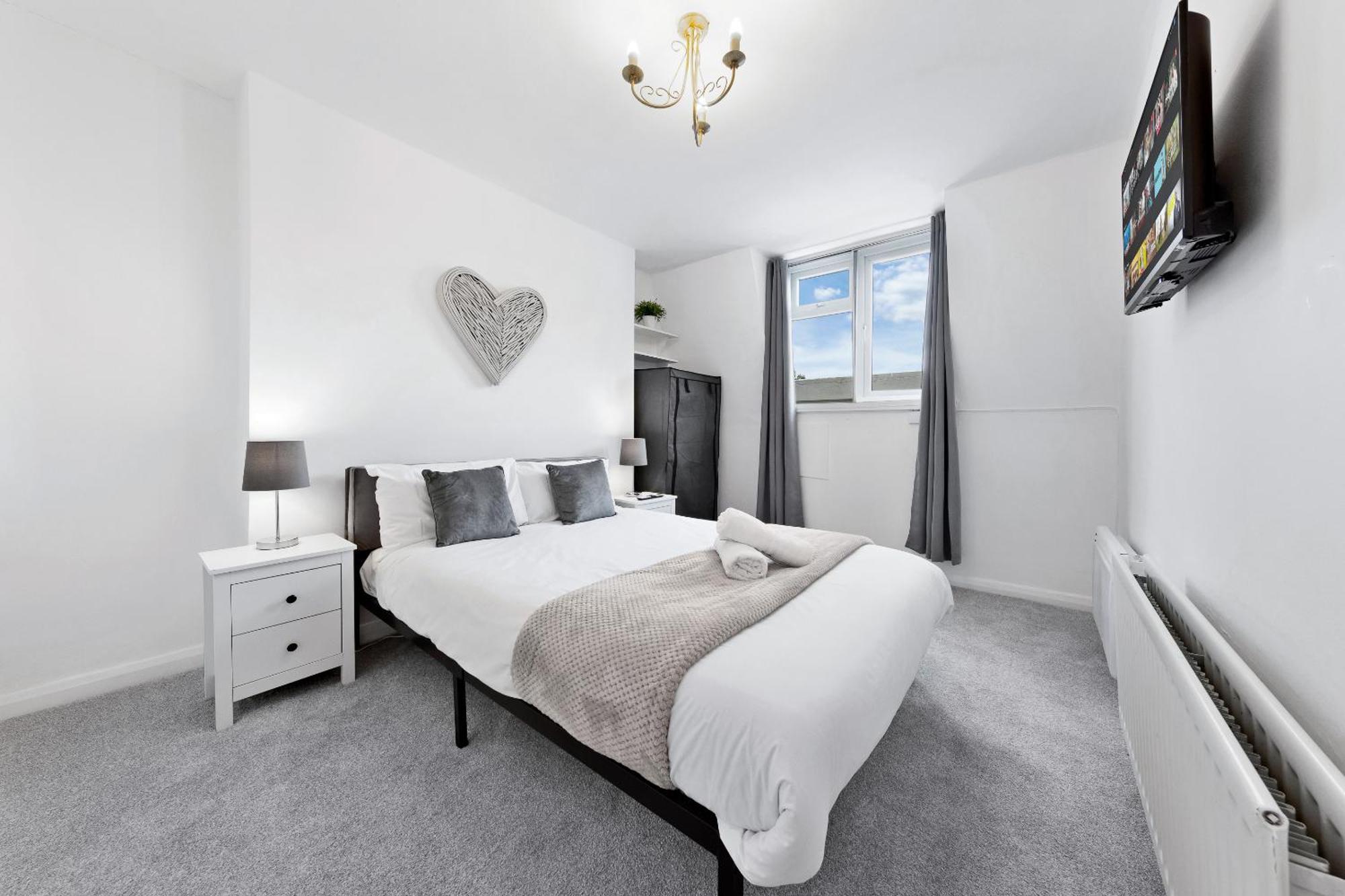 Newly Renovated Kensington 2 Bedroom Apartment With Balcony Near Harrods Sleeps 6, 2 Min Walk From Station لندن المظهر الخارجي الصورة
