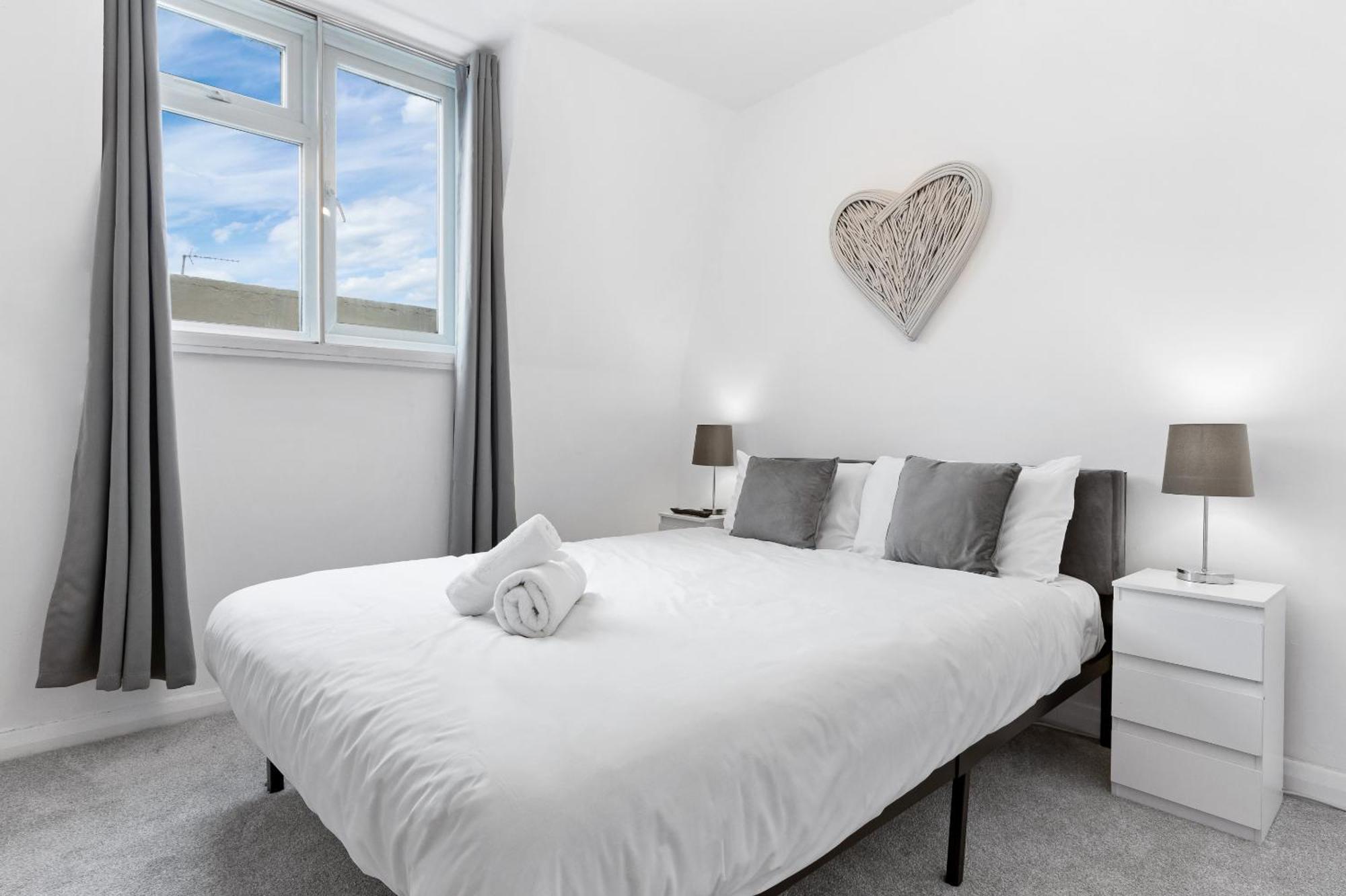 Newly Renovated Kensington 2 Bedroom Apartment With Balcony Near Harrods Sleeps 6, 2 Min Walk From Station لندن المظهر الخارجي الصورة