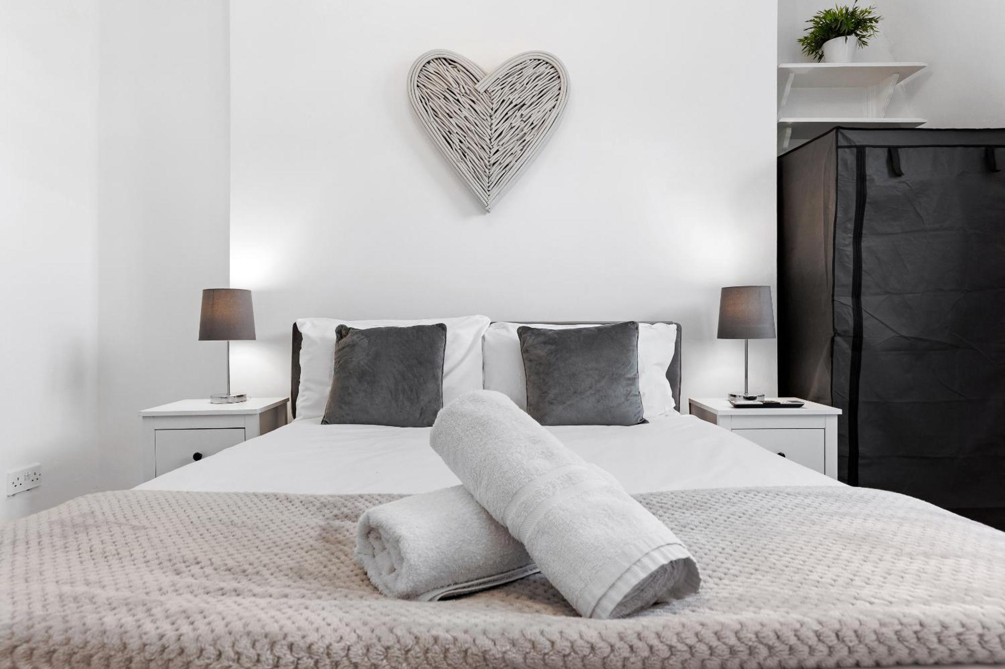 Newly Renovated Kensington 2 Bedroom Apartment With Balcony Near Harrods Sleeps 6, 2 Min Walk From Station لندن المظهر الخارجي الصورة